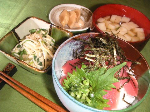 晩ご飯は鉄火丼他でした〜！！_b0033423_9173690.jpg
