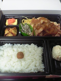 生姜焼き弁当_e0019320_18484478.jpg