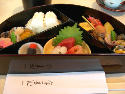 伊真沁（イマジン）の弁当_d0014507_1348946.jpg