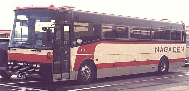 路線車と貸切車_e0030537_1242578.jpg