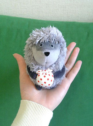 霧の中のはりねずみ　童話　ハリネズミ　ヨージック　ぬいぐるみ Amazon.co.jp: きりのなかのはりねずみぬいぐるみ(はりねずみ