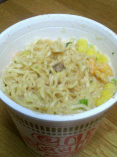 【突撃取材】　牛乳カップラーメンを味見せよ！_a0002320_354397.jpg