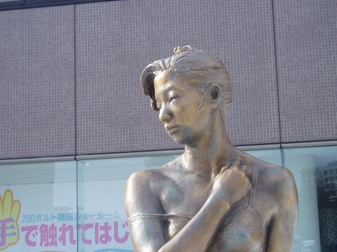 ちょっと気になるスリップ姿の銅像 風の旅人 ちょっと気になるスリップ姿の銅像 風の旅人