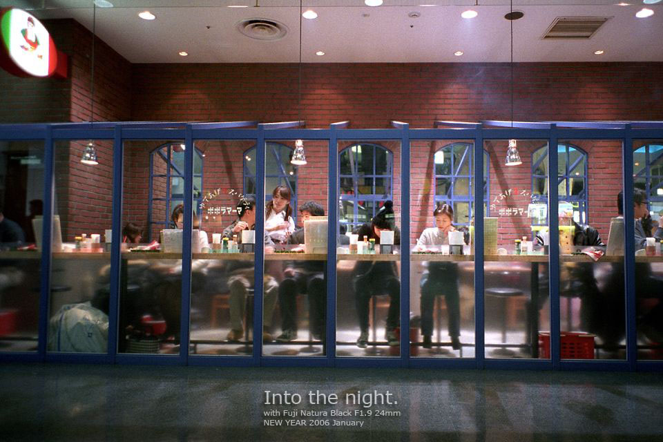   夜を徘徊するスナッパーのカメラ　（Into the Night #02）_a0022814_22412951.jpg