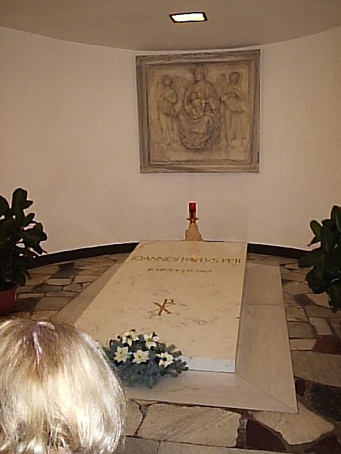 ヨハネ パウロ２世のお墓 その他 Our Papa Benedikt Xvi