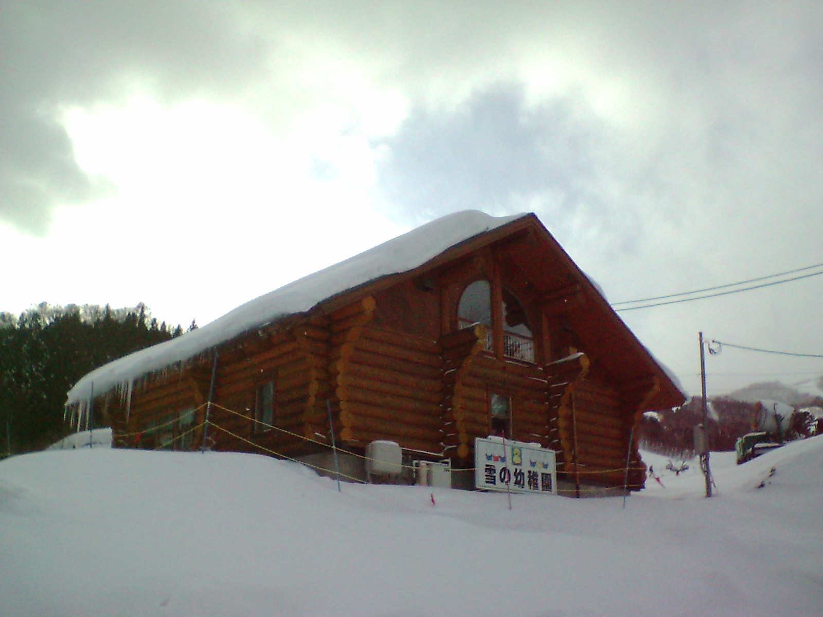 スキー場で見つけたログハウス_f0047524_11224515.jpg