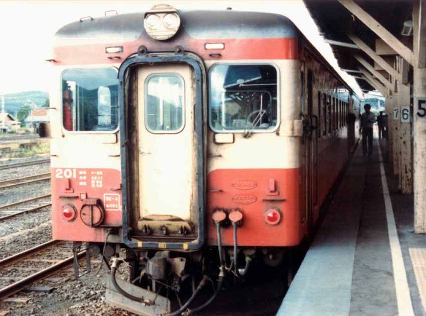 キハ２２と急行いぶり バス 鉄道 車 船