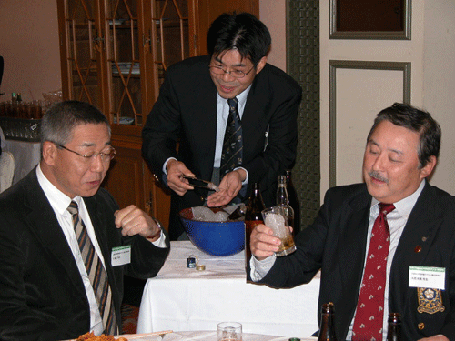 平成18久留米大学医学部ラグビー部OB会定期総会の報告_a0005903_20392363.gif