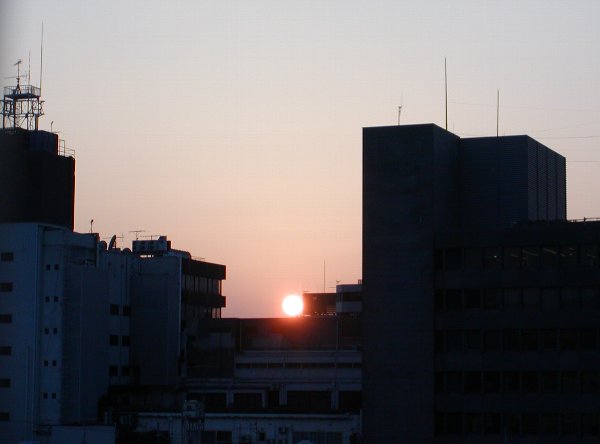 ビルに沈む夕日_c0057390_2314698.jpg