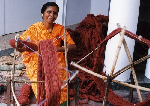 糸車とインド絨毯 写真でイスラーム