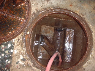 緊急下水マスの破損修理_f0031037_17414269.jpg