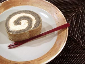 黒胡麻きな粉ロールケーキ。_a0026127_19225196.jpg