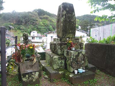 丸田南里さんのお墓_e0028387_2371812.jpg