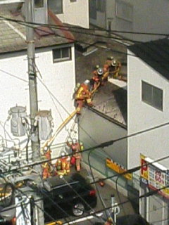 目の前が火事じゃ!_a0033733_10203667.jpg