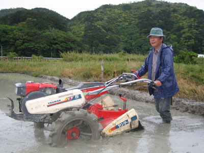 耕運機をかけて、畦(あぶし)も塗って、お疲れ様。_e0028387_23264835.jpg