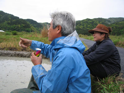 耕運機をかけて、畦(あぶし)も塗って、お疲れ様。_e0028387_23271312.jpg