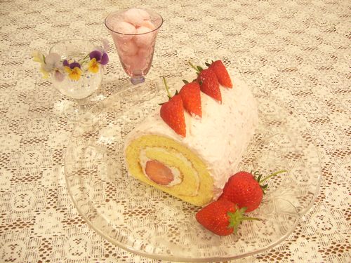 日曜日には苺のロールケーキ。:☆.。†_a0053662_18032.jpg