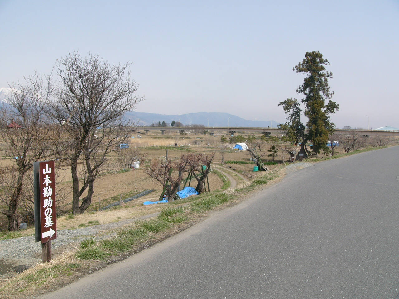 山本勘助の墓、川中島にて_b0045827_8184261.jpg