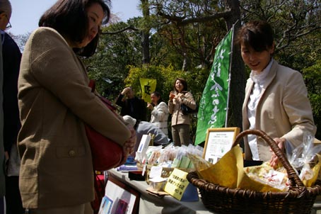 06年春・北鎌倉匠の市②１日は晴天、2日も市を開催_c0014967_11552179.jpg