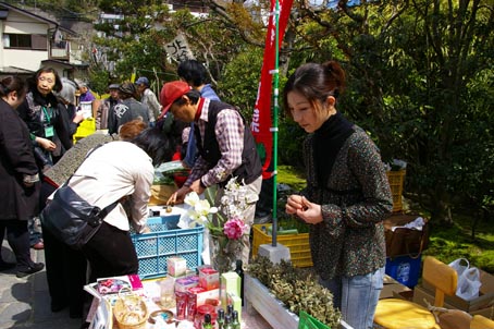 06年春・北鎌倉匠の市②１日は晴天、2日も市を開催_c0014967_1275510.jpg