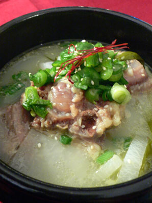 コラーゲンたっぷりコムタンクッ（牛テールスープ） Korean Beef Tail Soup_f0087601_9394596.jpg