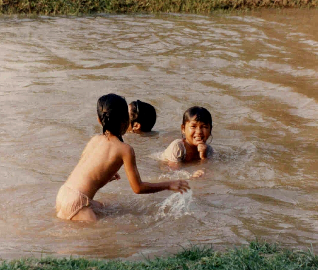 個展のお誘い カンボジア 希望の川 子供たちの詩 三留理男 写真展 巣鴨長日 Sugamo Days