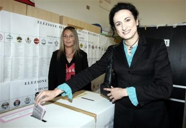 Photo-Italy: Vladimir Luxuria casts his ballot _d0066343_1684652.jpg