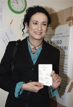 Photo-Italy: Vladimir Luxuria casts his ballot _d0066343_169074.jpg