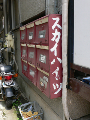 路上採取　　覆面レスラーの集団が住むアパート_b0014003_14155970.jpg