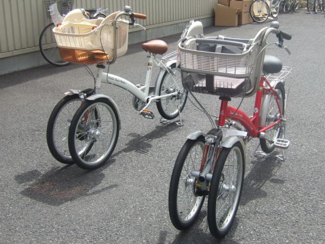 三輪自転車は前二輪と後ろ二輪
