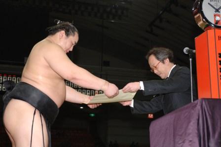 〈SHOP NEWS〉上根亨氏が横綱朝青龍にボヴェ賞を贈呈_f0039351_0481533.jpg