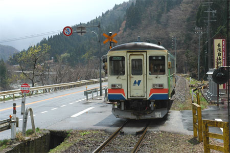 郡上はまだ雪(長良川鉄道）_e0076374_17282557.jpg