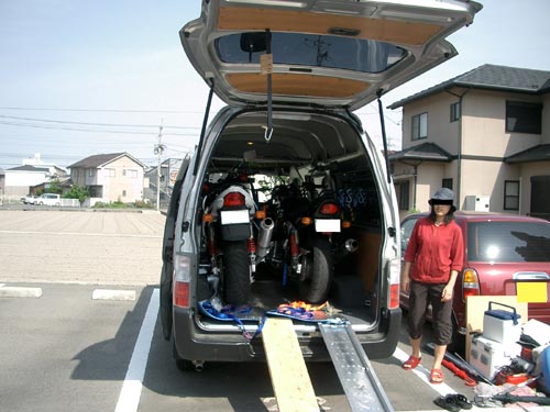 キャラバンにバイクを２台積載 全国食行脚ーバイク 車で旅をしようー