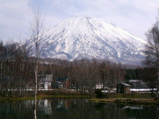 逆さ羊蹄、十割そば、ふきだし公園、夕暮れの半月_b0065338_2136722.jpg