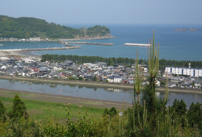 ♪♪　私が生まれて育ったところは、どこにもあるような 海辺の、小さな、港のある町よー！♪_f0042737_11532560.jpg