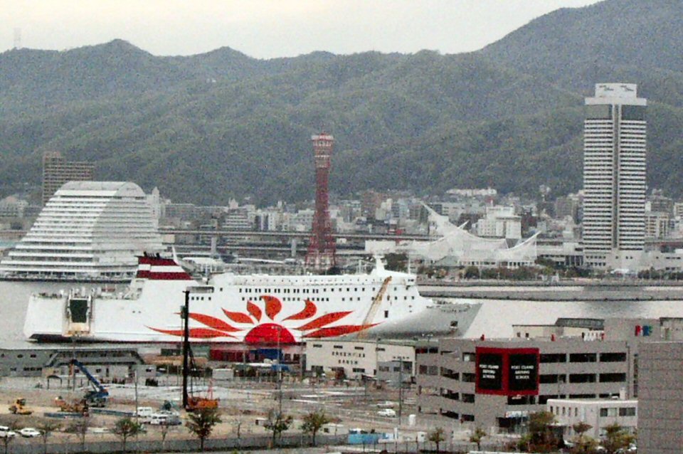 大型フェリー・サンフラワー号が神戸港へ_b0055672_11155525.jpg