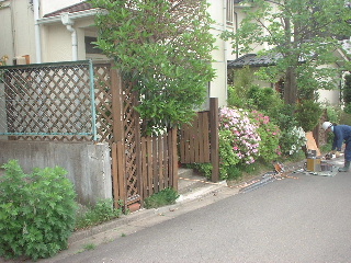 ガーデン用ラティスの塗装工事_f0031037_18475117.jpg