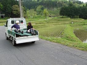 田植えの休憩　連写_c0039442_21393482.jpg