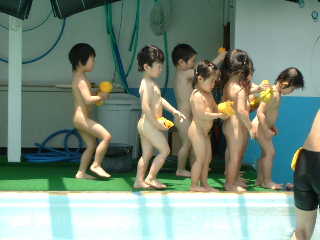 幼稚園　水泳　 裸の画像 2013年6月19日 『水遊び』始めました！！ | 保育実践研究 ...