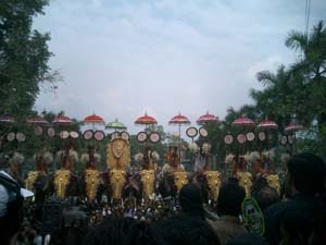 お祭り　Kollam Pooram 　_d0007756_1240482.jpg