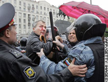 モスクワ・プライド：警察がアレクセイエフ氏他120人を拘束 2 - 独国会議員も負傷_d0066343_1351976.jpg