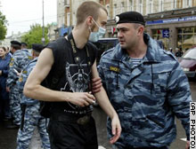 モスクワ・プライド：警察がアレクセイエフ氏他120人を拘束 2 - 独国会議員も負傷_d0066343_1354794.jpg