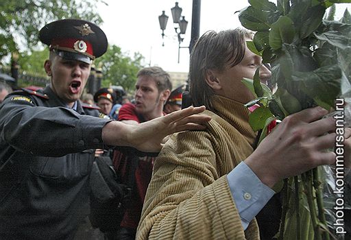 モスクワ・プライド：警察とオーソドックス・クリスチャンがゲイ・パレードを打ち砕いた_d0066343_15165118.jpg