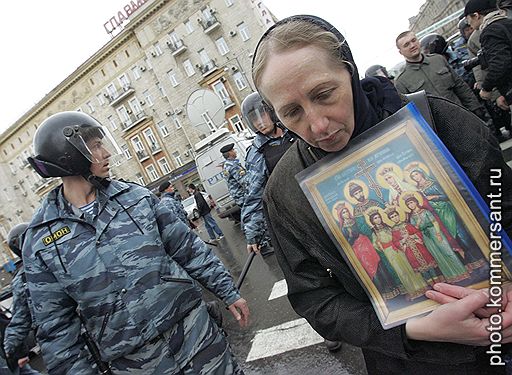 モスクワ・プライド：警察とオーソドックス・クリスチャンがゲイ・パレードを打ち砕いた_d0066343_15171772.jpg