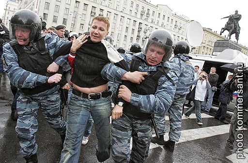 モスクワ・プライド：警察とオーソドックス・クリスチャンがゲイ・パレードを打ち砕いた_d0066343_15173435.jpg