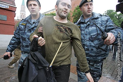 モスクワ・プライド：警察とオーソドックス・クリスチャンがゲイ・パレードを打ち砕いた_d0066343_1517344.jpg