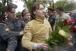 モスクワ・プライド：モスクワでロシア初のゲイパレード中に１２０人拘束_d0066343_9274913.jpg