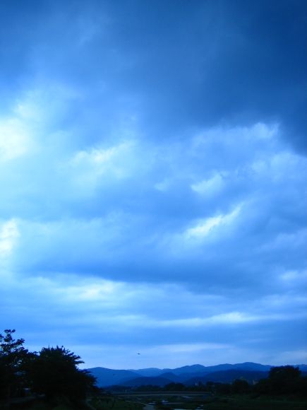 急に雲って　後大雨_b0080752_1937118.jpg