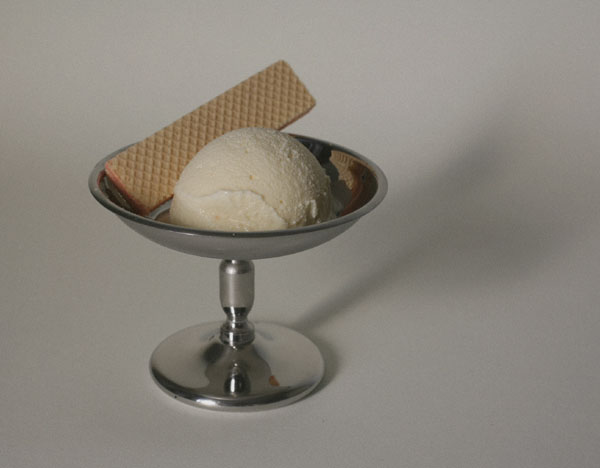 バニラ・アイスクリームとアイスクリーム皿、ウエハース添え_b0079764_237042.jpg