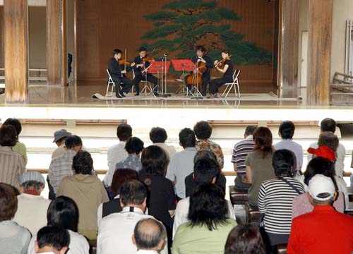 三重：能舞台に「アリア」の調べ、伊勢神宮の式年遷宮祝う_d0066343_21425962.jpg